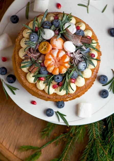 Kuchen mit Frischkäse dekoriert