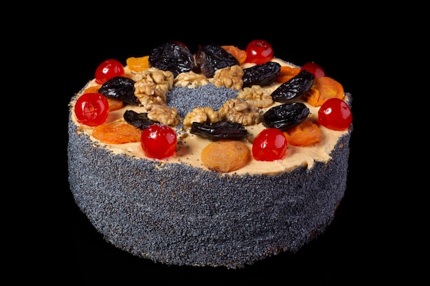 Kuchen mit Fruchtnuss, bestreut mit Mohn auf schwarzem Hintergrund