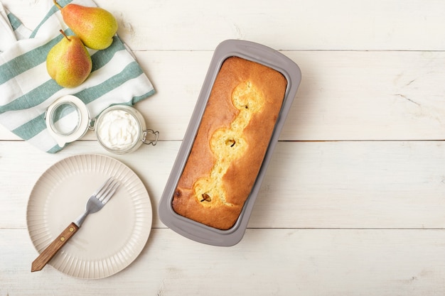 Kuchen mit ganzen Birnen auf weißem Tisch