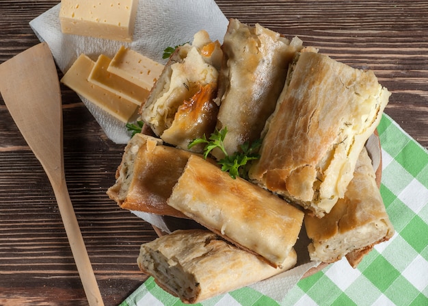 Kuchen mit Gemüse auf Holztisch