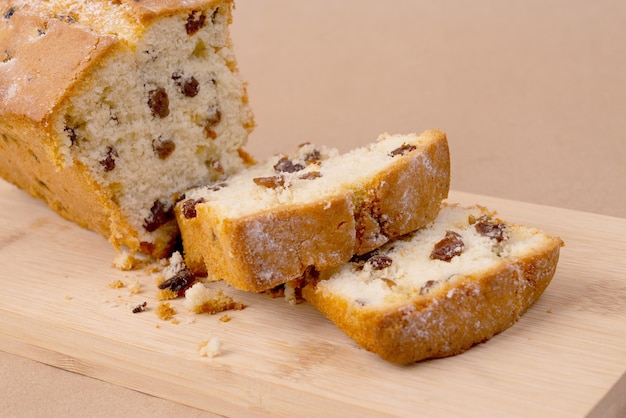 Kuchen mit geschnittenem Schneidebrett der Rosinen