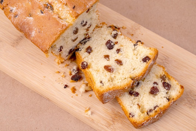 Kuchen mit geschnittenem Schneidebrett der Rosinen