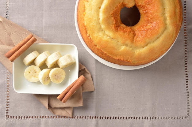 Kuchen mit geschnittenen Bananen in Draufsicht