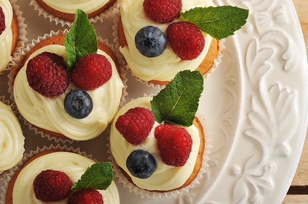 Kuchen mit Himbeeren und Blaubeeren auf einer Platte