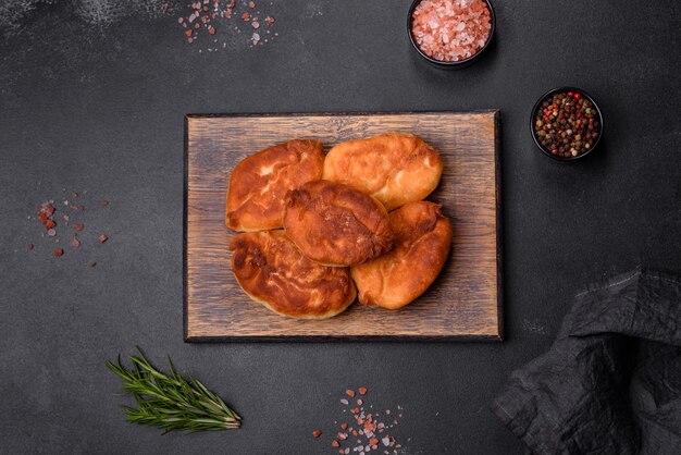 Kuchen mit Kartoffeln auf einem Holzschneidebrett kochen