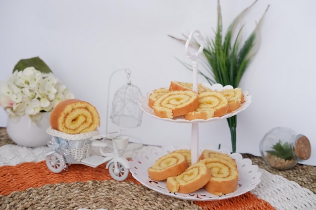 Kuchen mit köstlicher Ananasmarmelade als Hintergrund
