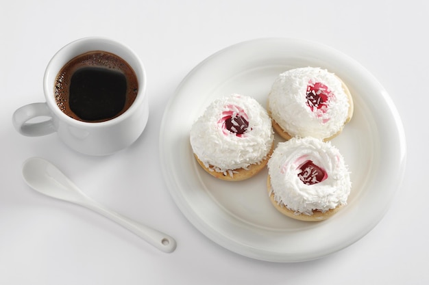 Kuchen mit Kokosnuss und Kaffee