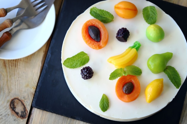 Kuchen mit Marmeladenfrüchten