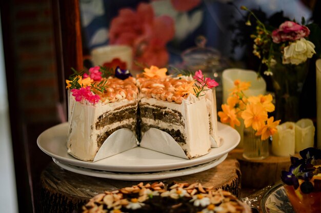 Kuchen mit Nüssen und Blumen dekoriert