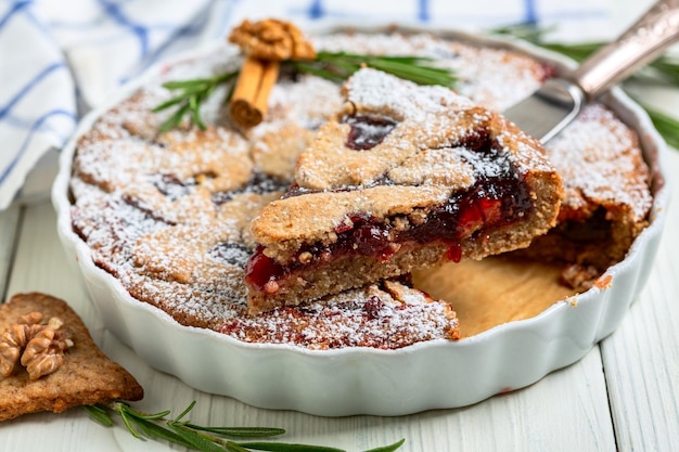 Foto kuchen mit nüssen, zimt und beerenmarmelade