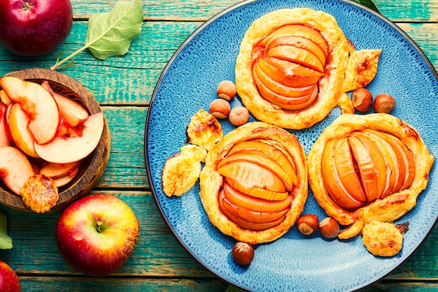 Kuchen mit Äpfeln und Haselnüssen