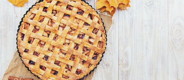 Kuchen mit Äpfeln und Zimt