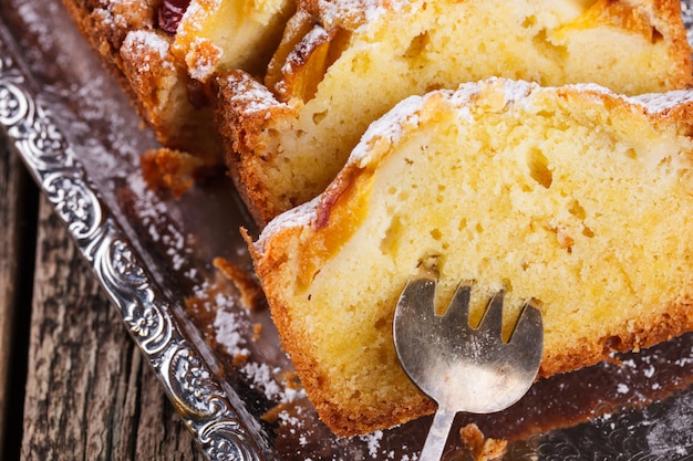 Kuchen mit Pfirsichen. selektiver fokus