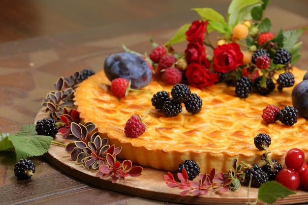 Kuchen mit Pflaumen und Waldbeeren