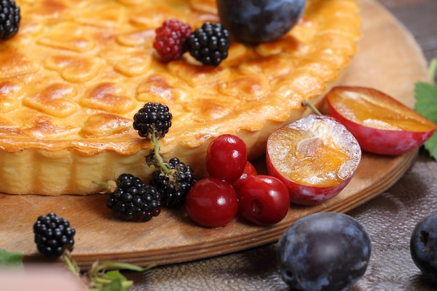 Kuchen mit Pflaumen und Waldbeeren