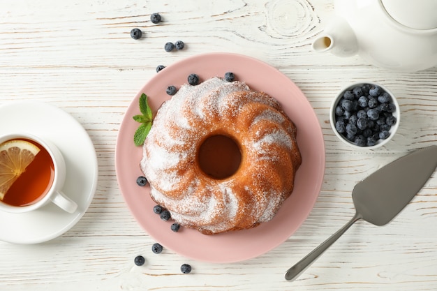 Kuchen mit Puderzucker und Blaubeere auf hölzernem Hintergrund