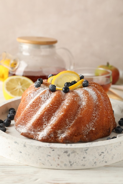 Kuchen mit Puderzucker und Zitrone auf weißem Hintergrund