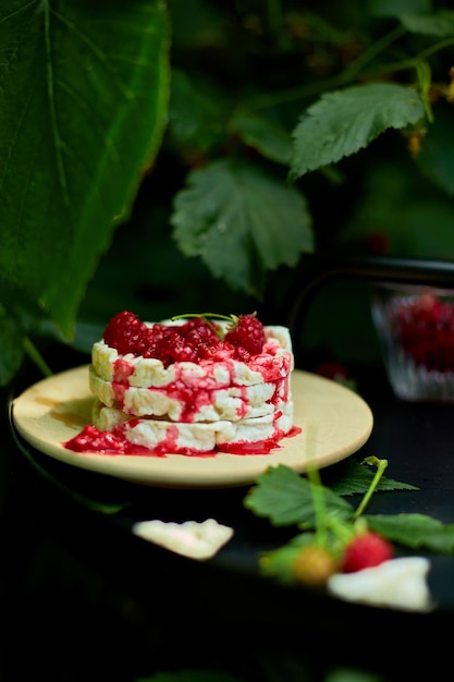 Kuchen mit Reisknäckebrot und Himbeermarmelade auf schwarzem Hintergrund