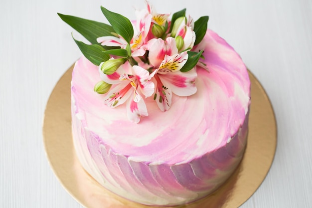 Kuchen mit rosa Dekor und Blumen