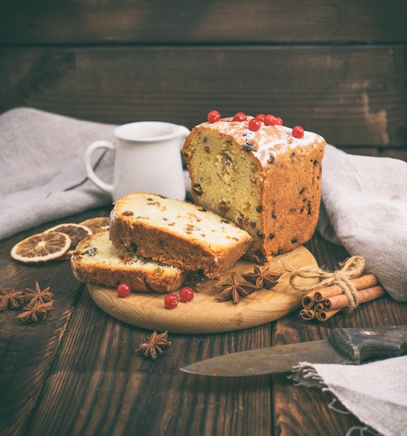 Kuchen mit Rosinen und Trockenfrüchten