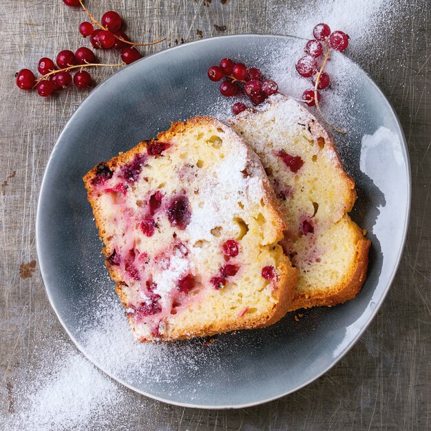 Kuchen mit roten Johannisbeeren