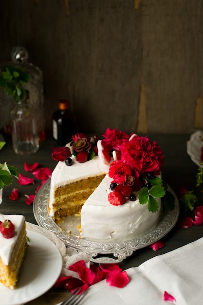 Kuchen mit Sahne und Früchten auf einem Teller