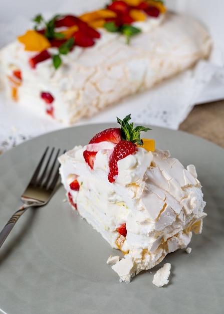 Foto kuchen mit sahne und himbeeren.