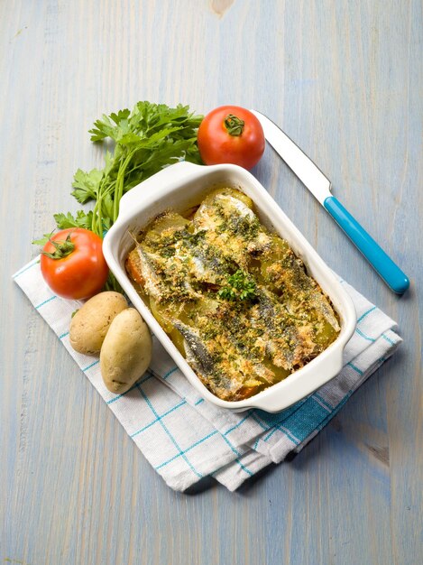 Kuchen mit Sardellen, Tomaten und Kartoffeln