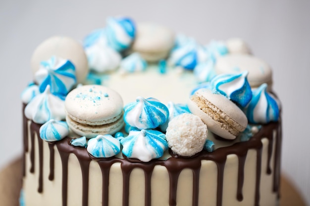 Kuchen mit Schokoladenstreifen blaues Baiser und Makronen