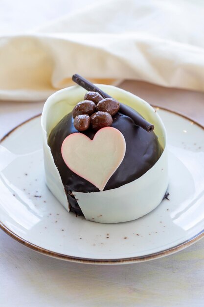 Kuchen mit speziellem Design Valentinstag-Konzeptkuchen Weißer und schwarzer Schokoladenkuchen