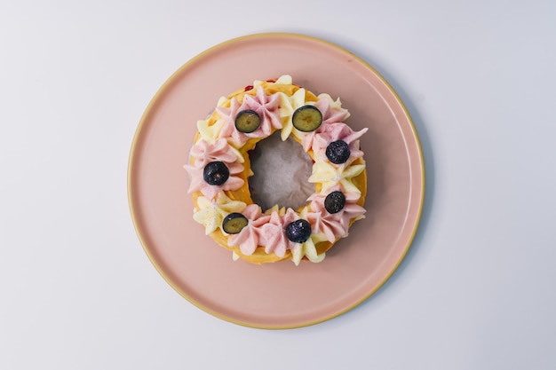 Kuchen mit Vanillecreme und Heidelbeeren auf dem rosa Teller Bak, Bäckerei, Heidelbeere, Frühstück, Karamell