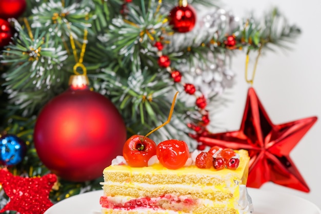 Kuchen mit Weihnachtsornamenten sind festlich und sehr lustig