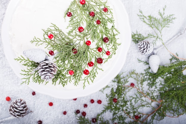 Foto kuchen mit weißer sahne weihnachten und neujahr