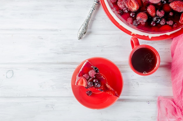 Kuchen oder Käsekuchen mit Beeren und einer Tasse Kaffee