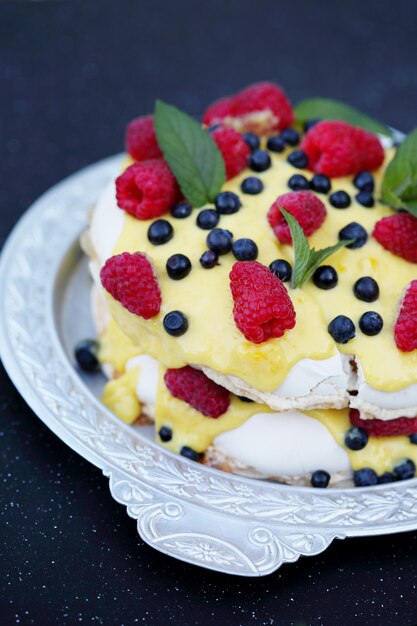 Kuchen Pavlova mit Himbeeren