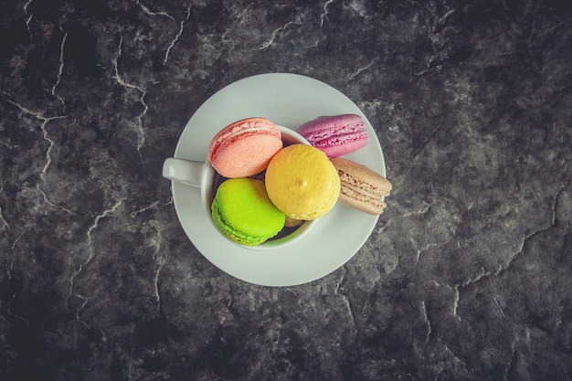 Kuchen sortierte macarons für ein Geschenk. Selektiver Fokus