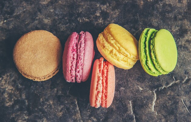 Kuchen sortierte macarons für ein Geschenk. Selektiver Fokus