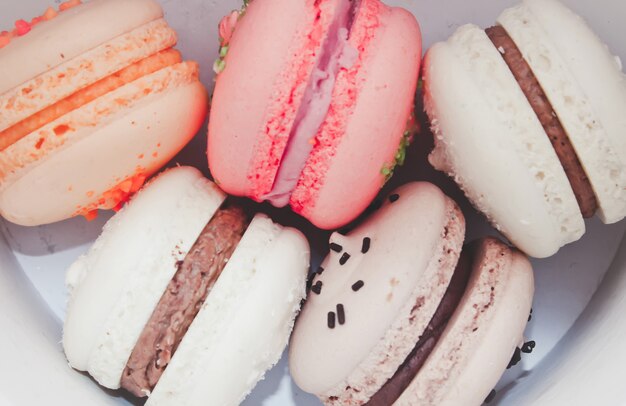 Kuchen sortierte macarons für ein Geschenk. Selektiver Fokus