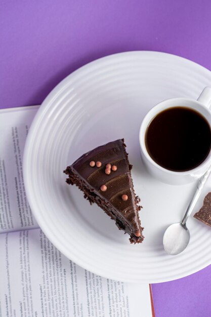 Kuchen und Brownies mit Milchschokolade, Kaffee, weißem Zucker auf weißem Hintergrund und anderen Blickwinkeln