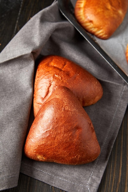 Kuchen und Honig auf einer Serviette