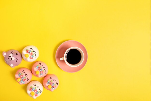 Kuchen und Kaffeegetränk auf gelbem Hintergrund Süßes Essen Kopieren Sie Platz