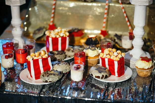 Kuchen und Schokoladenglasur verzierten die Oberseite mit Popcorn. Allgemeiner Plan des Tisches