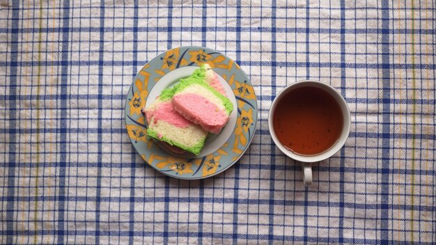 Kuchen und süßer Tee auf dem Esstisch