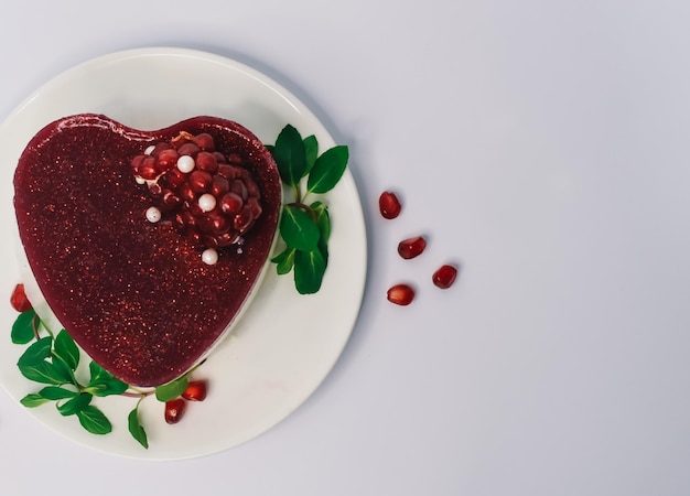 Kuchen zum Valentinstag. roter Herzkuchen mit Granatäpfeln