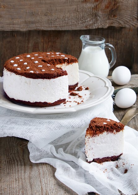 Kuchenauflauf mit Sahne- und Schokoladenplätzchenkrumen