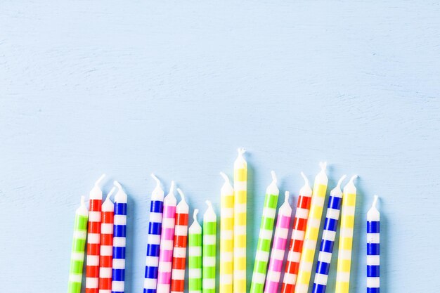 Kuchenkerzen für Kindergeburtstag in Primärfarben.