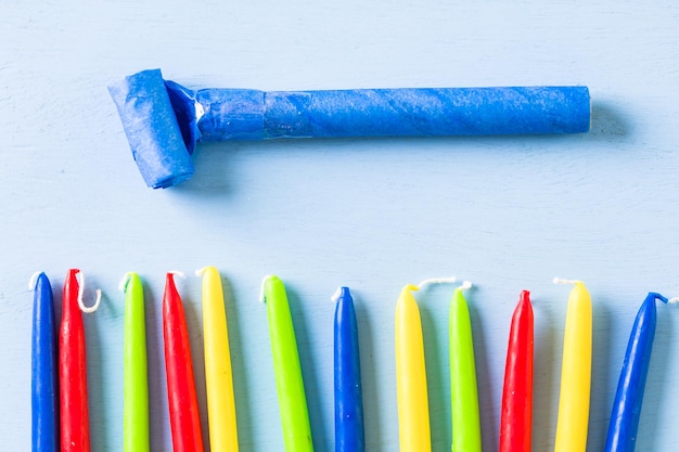 Kuchenkerzen für Kindergeburtstag in Primärfarben.