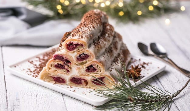 Kuchenklosterhütte auf weißem Teller. Weihnachtsdessert