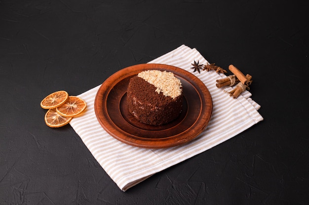 Kuchenkuchen auf einem süßen Nachtisch des schwarzen Hintergrundes