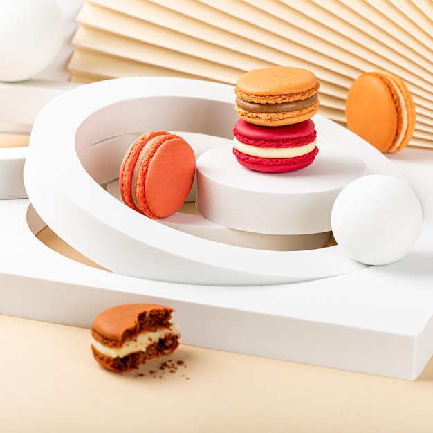 Kuchenmacaron oder Macaroon auf beige Hintergrund